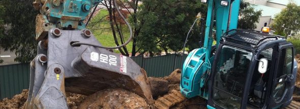14 Ton Kobelco SK135SR Excavator hire gold coast