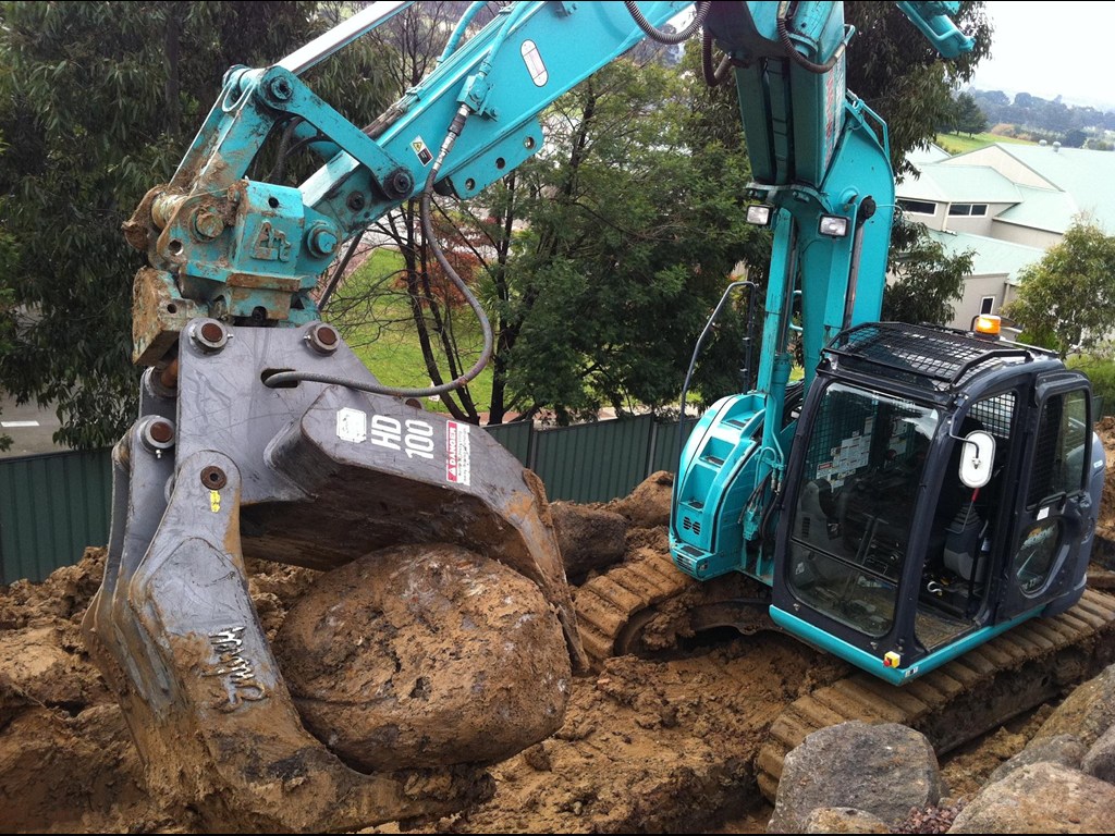 14 Ton Kobelco SK135SR Excavator hire gold coast